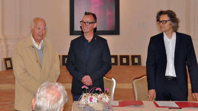 Donacijsko pogodbo sta podpisala predsednik Rotary kluba Ljubljana Edvard Škodič in direktor galerije Goran Milovanovič, dogodka se je udeležil tudi ustanovni član kluba Peter Breznik. FOTO: Aleš Žnidaršič