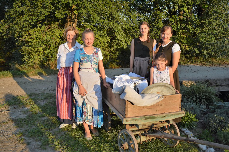 Fotografija: Mlade perice z mentorico in vozičkom, s katerim so pripeljale perilo. FOTO: Darko Naraglav