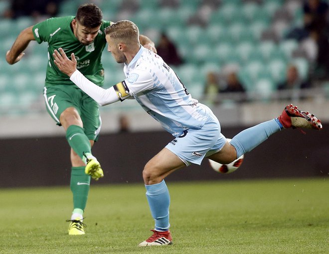 Zvezdnik Olimpije Rok Kronaveter je zadel z enajstmetrovke, kapetan Gorice Jaka Kolenc je bil zelo dober v obrambnih nalogah. Foto: Roman Šipić