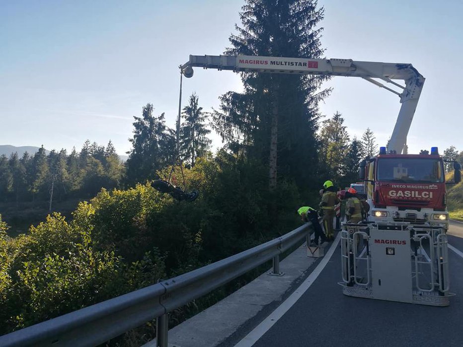 Fotografija: Gasilci so motor potegnili iz globeli. FOTO: PGD Idrija