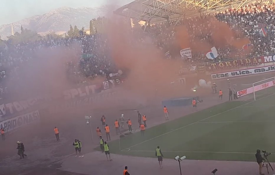 Fotografija: Policija je zaradi vnosa pirotehničnih sredstev na stadion pridržala 34 ljudi. FOTO: Youtube