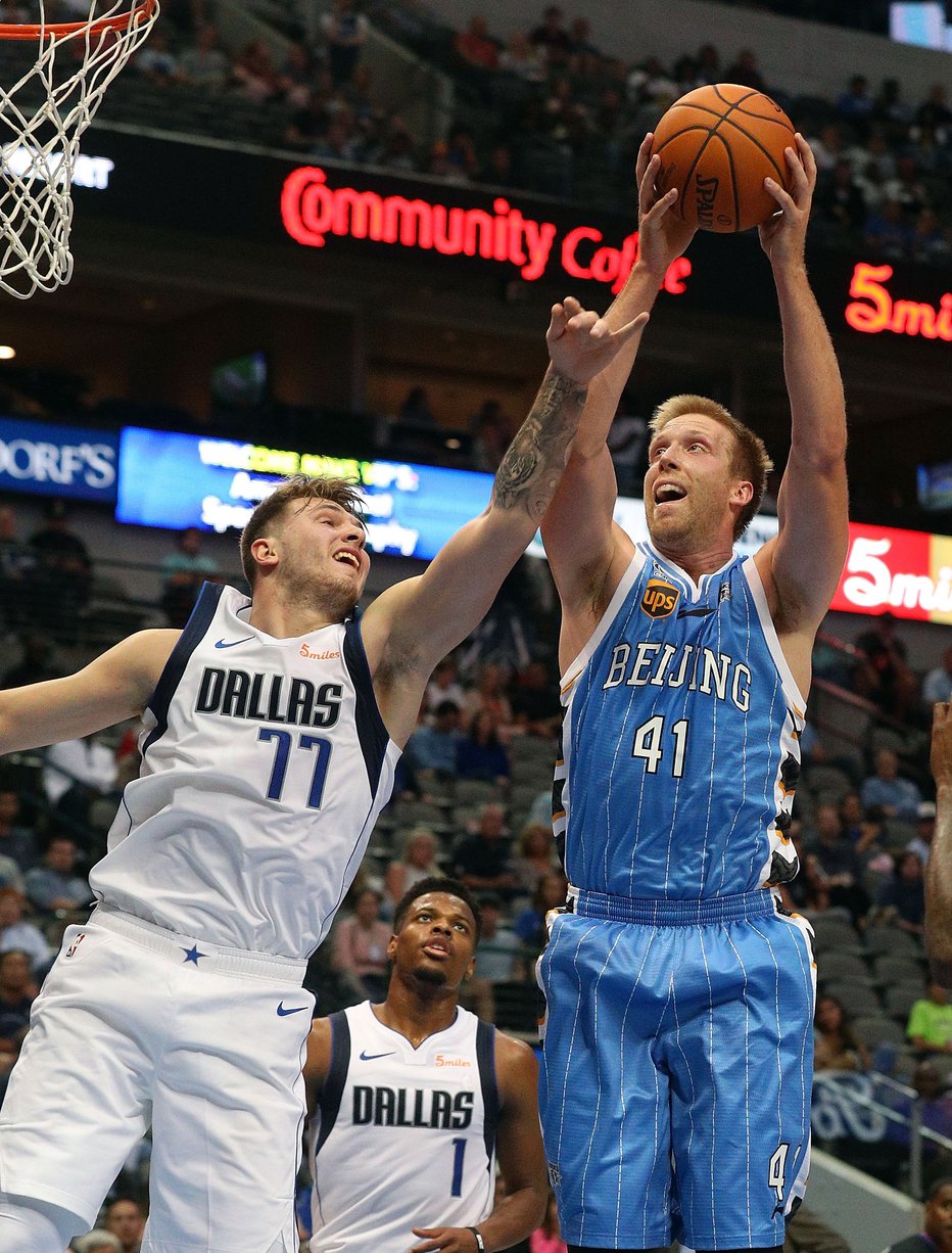 Fotografija: Luka Dončić (levo) je zelo dobro odigral prvo uradno tekmo v dresu moštva Dallas Mavericks. FOTO: AFP