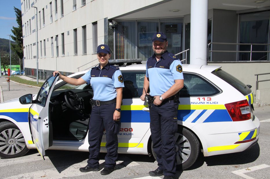 Fotografija: Policista Valerija in Boštjan s PP Novo mesto. FOTO: PU Novo mesto