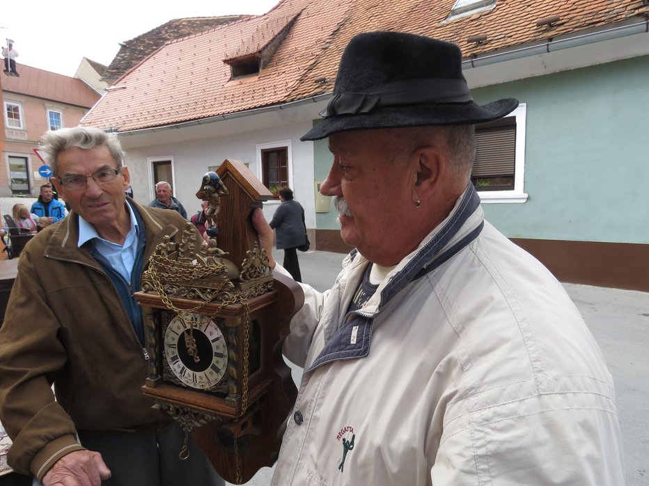 Fotografija: Na sejmu je bilo živahno, ta starinska ura pa je dobila novega lastnika. Foto: Mojca Marot