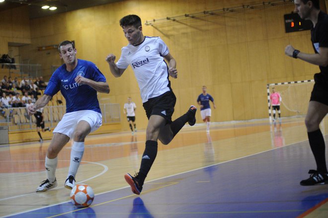 Kozli (v belih dresih) bi radi dostojno zastopali slovenski futsal. FOTO: Drago Perko