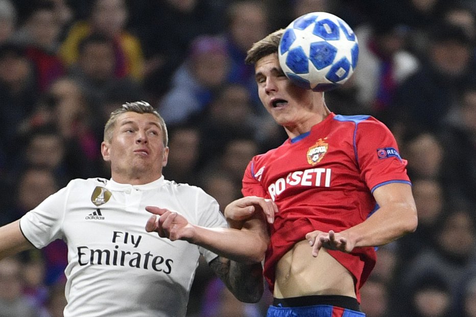 Fotografija: Jaka Bijol (desno, v dvoboju s Tonijem Kroosom) je zelo dobro opravil svojo nalogo pri CSKA. FOTO: AFP