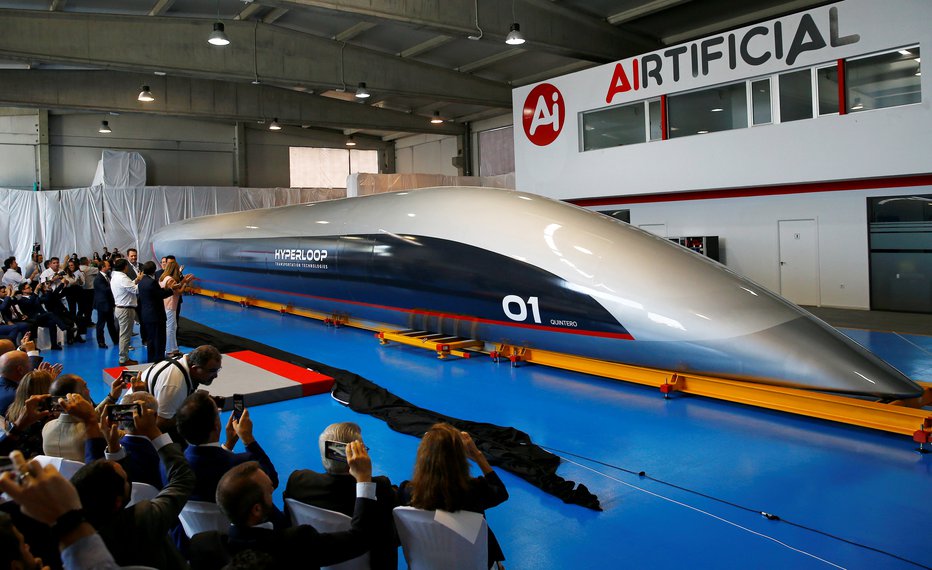 Fotografija: Novodobni magnetni vlak hyperloop bo lahko po posebnih ceveh potoval tudi s supersonično hitrostjo, kar pomeni, da se bo lahko premikal tudi 1200 kilometrov na uro. FOTO: Marcelo Del Pozo/Reuters