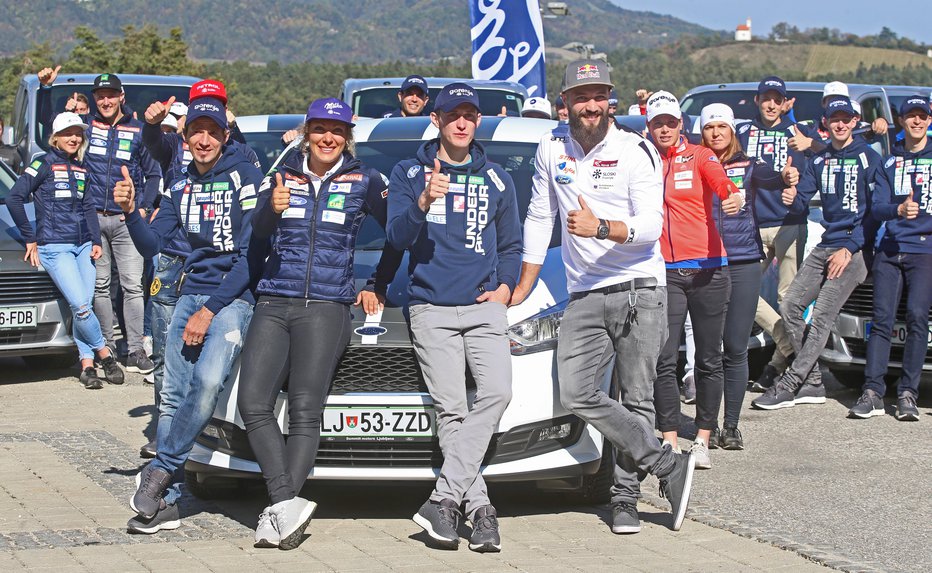 Fotografija: Smučarski junaki (v ospredju Robert Kranjec, Ilka Štuhec, Peter Prevc in Filip Flisar) so bili včeraj dobro razpoloženi ob vznožju Pohorja. FOTO: Tadej Regent