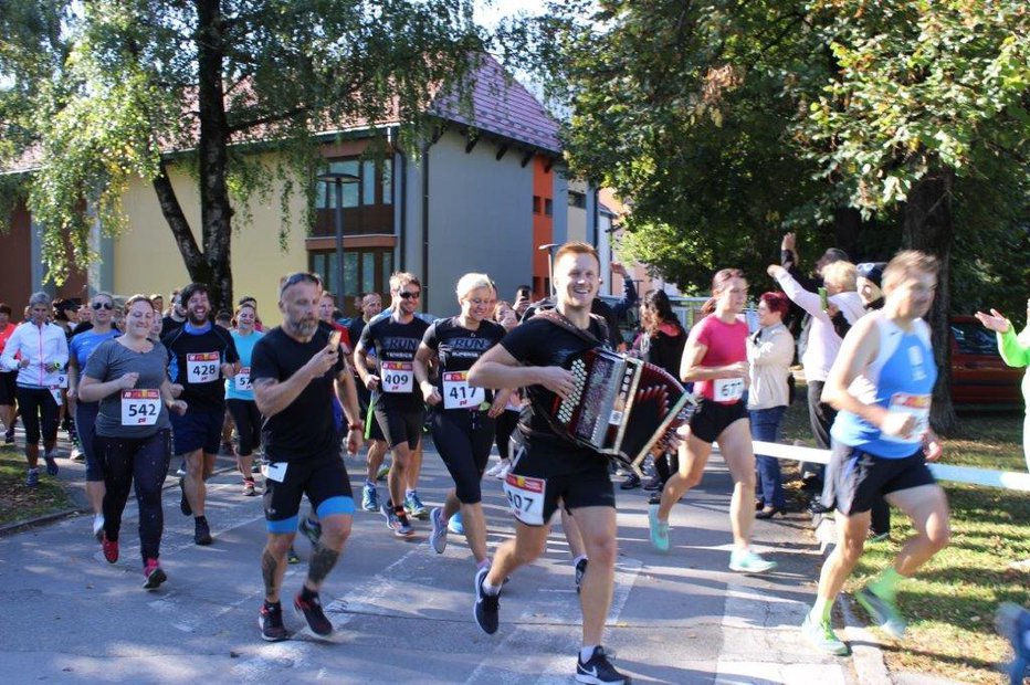 Fotografija: Matej Banovšek je takole tekel s harmoniko na ramah in ves čas igral Na Golici. FOTOGRAFIJE: OSEBNI ARHIV