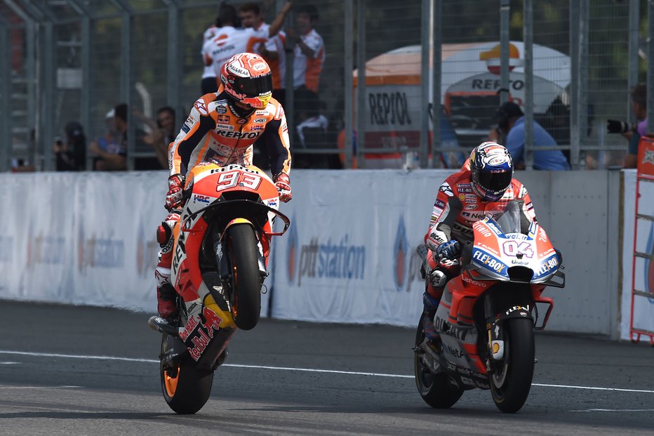 Fotografija: Španski motociklistični as Marc Marquez je takole proslavil včerajšnjo zmago. FOTO: AFP