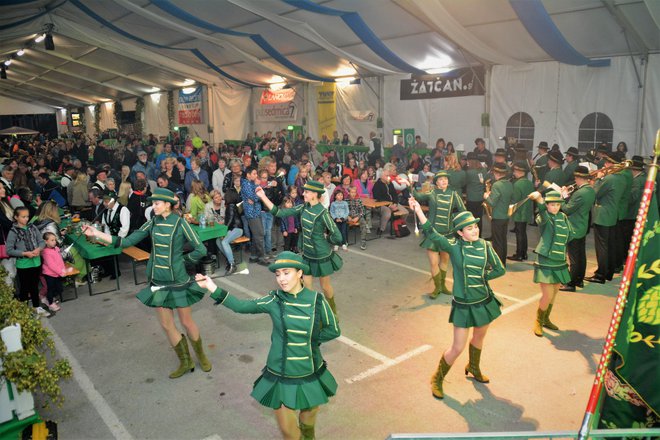 Odprtje z godbo in mažoretkami iz Laškega FOTO: Darko Naraglav