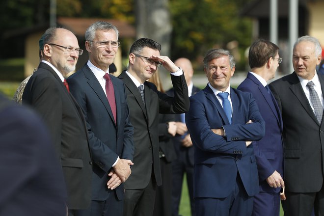 Slovenski politični vrh s Jensem Stoltenbergom na Brdu pri Kranju. FOTO: Leon Vidic, Delo