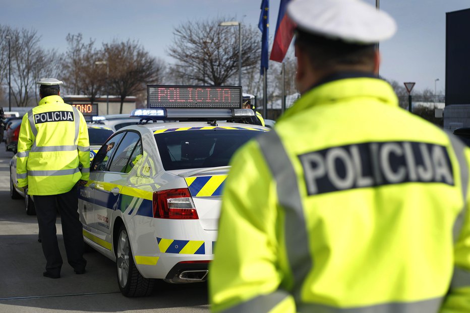 Fotografija: Delo policista je lahko zelo nevarno. FOTO: LEON VIDIC