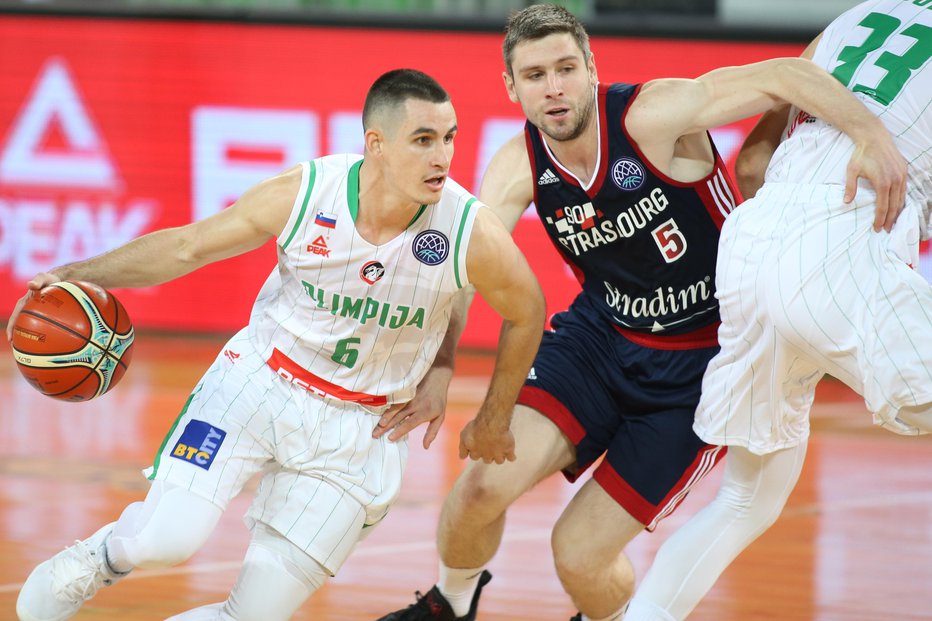 Fotografija: Zadnji finale je pripadel Olimpiji (z žogo Jan Špan), kako bo drevi? FOTO: Tomi Lombar