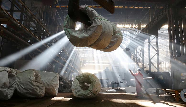 Fotografija: Marsikateri projekt selitve proizvodnje je v preteklosti propadel. Podjetja obrate zdaj vračajo nazaj v razviti svet, vzrok pa ni dražja delovna sila. FOTO: Reuters