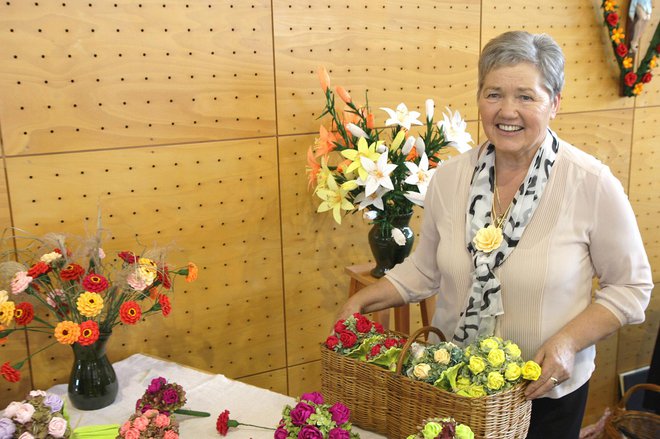 Martina Felicijan je mojstrica izdelovanja rož iz krep papirja. Foto: Primož Hieng