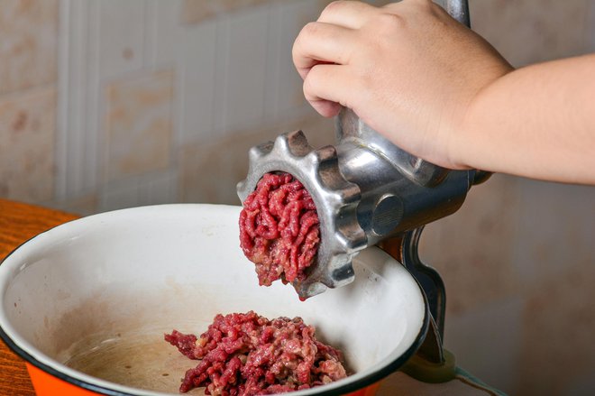 Meso zmeljemo, slanino zrežemo. FOTOGRAFIJI: Guliver/Getty Images