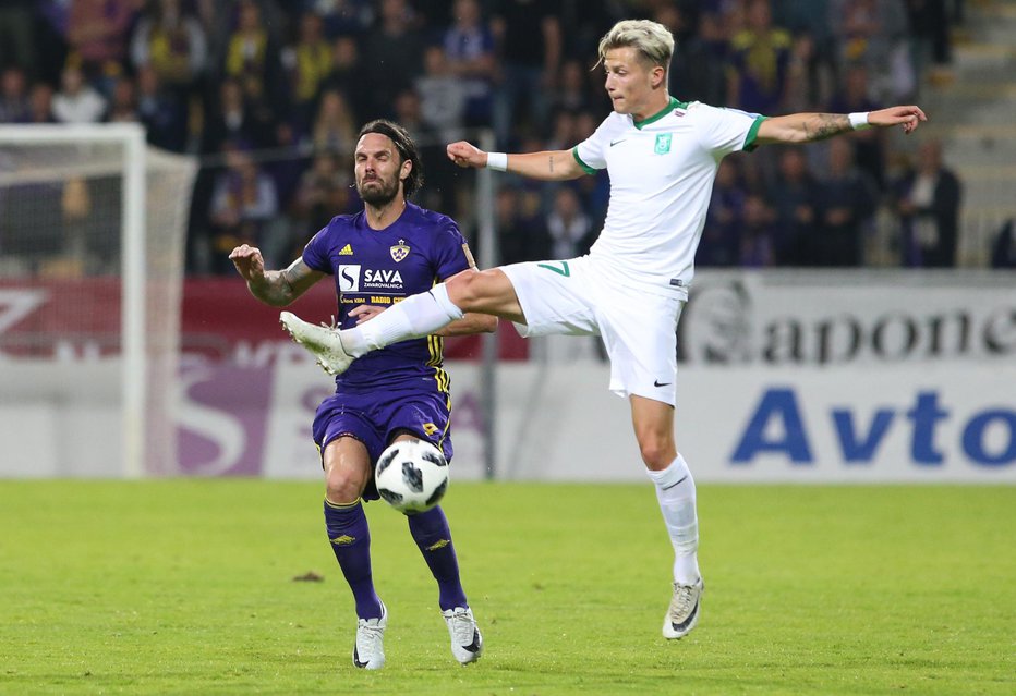 Fotografija: Branilec Maribora Marko Šuler, levo, in napadalec Olimpije Stefan Savić nabrušena pričakujeta veliki derbi. Foto: Tadej Regent