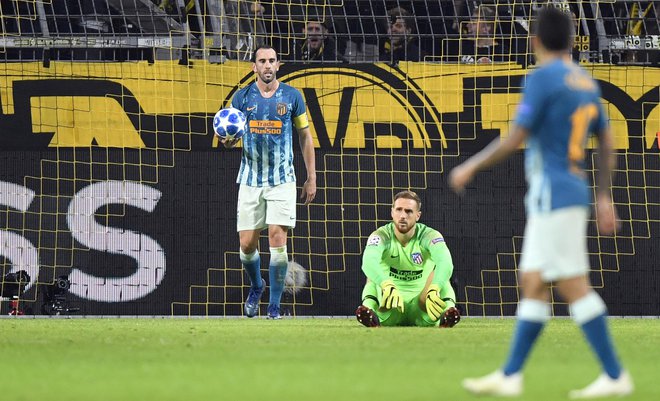 Atleticov vratar Jan Oblak (na tleh) ni skrival razočaranja po visokem porazu z Borussio. FOTO: AP