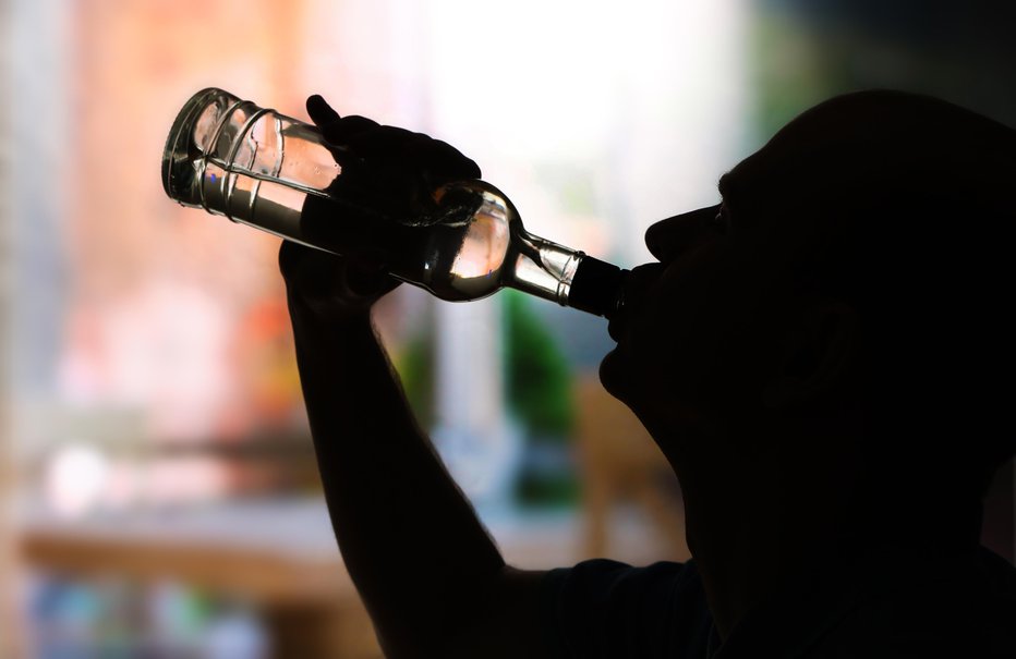 Fotografija: Ker je oče vso socialno pomoč porabil za alkohol, je družina v nekaj dneh ostala brez hrane, na voljo je imela samo kokakolo. FOTO: Shutterstock