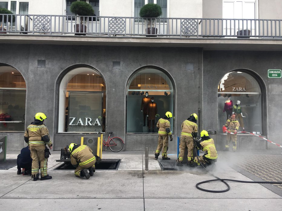 Fotografija: Gasilci posredujejo v središču mesta. FOTO: bralec Tone