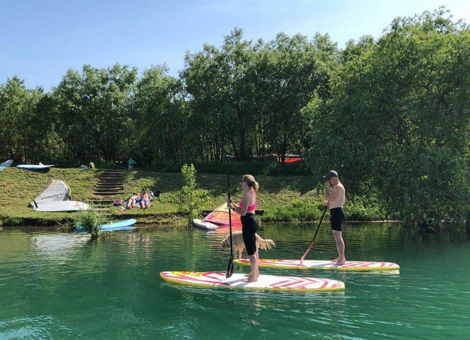 Fotografija: Okolica z jezerom bo dokončno zaživela spomladi.