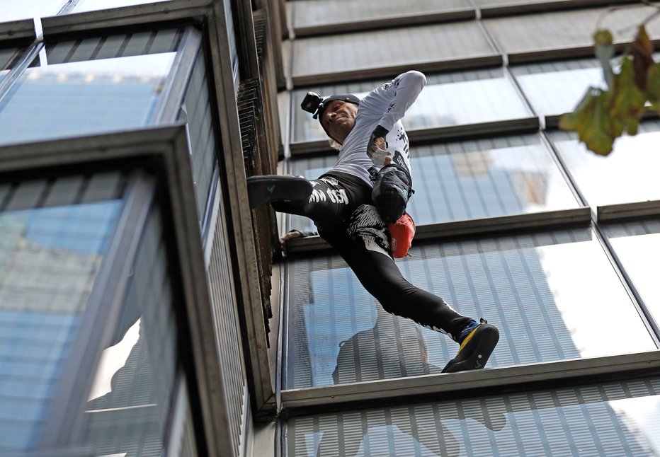 Fotografija: Alain Robert pleza na nebotičnik v Londonu. FOTO: Reuters