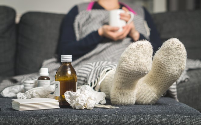 Pri gripi si načeloma pomagamo sami: s počitkom, zniževanjem povišane temperature in čiščenjem nosu.