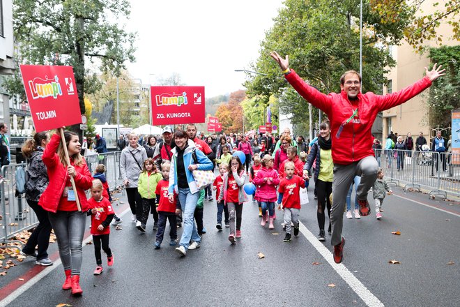 Ekipe najmlajših tekmovalcev sedmih vrtcev iz Slovenije pod vodstvom trenerja Urbana Praprotnika na poti od Trga republike do starta FOTO: Marko Feist