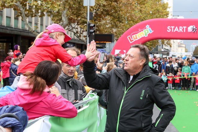 Znano je, da ljubljanski župan Zoran Janković na ljubljanskem maratonu stoji v cilju in tekmovalcem deli petke. Tokrat jih je pred startom. FOTO: Marko Feist