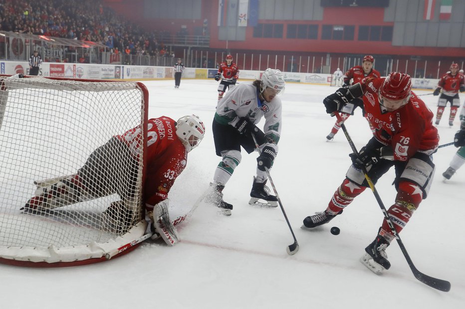 Fotografija: Vratar železarjev Clarke Saunders in njegov soigralec Nik Pem sta v tej akciji ustavila Janeza Orehka, a se morala sprijazniti s hudim porazom. Foto: Leon Vidic