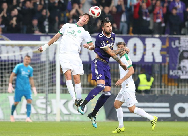 Napadalec Olimpije Andres Vombergar je dobil večino zračnih dvobojev in zabil gol. Foto: Tadej Regent