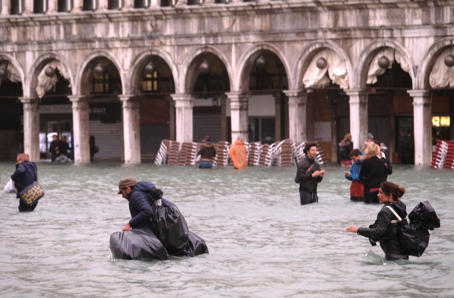 Fotografija: Visoka voda oziroma acqua alta, kot ta periodični pojav poplav imenujejo v Benetkah, se je dvignila na 156 centimetrov. FOTO: Manuel Silvestri, Reuters