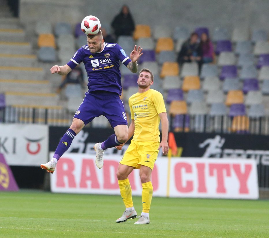 Fotografija: Romun Alexandru Cretu je Mariboru srečno in spretno priigral pokalni polfinale, Domžalčan Adam Gnezda Čerin (v ozadju) pa je kljub zadetku ostal razočaran. Foto: Tadej Regent