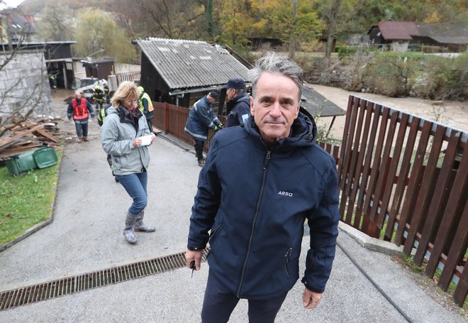 Posledice naravne ujme si je ogledal tudi hidrolog Janez Polajnar in Tržič označil za male Železnike. FOTO: Dejan Javornik