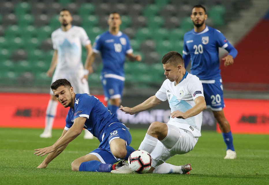 Fotografija: Slovenska nogometna reprezentanca se bo novembra pomerila na dveh tekmah lige narodov. FOTO: Jože Suhadolnik, Delo