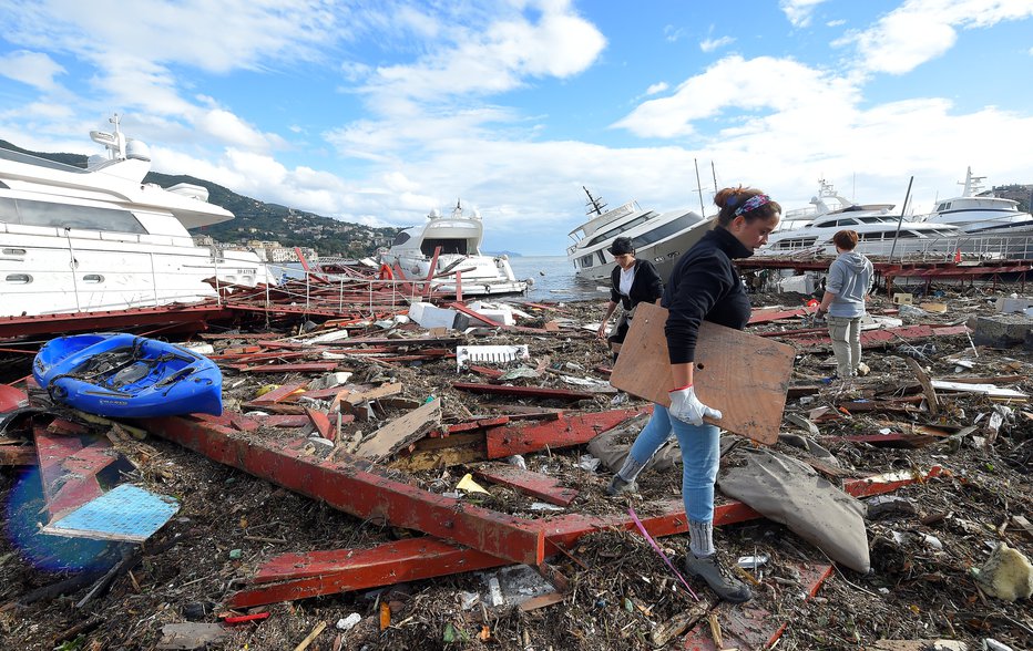 Fotografija: Tudi ob morju je ujma povzročila pravo katastrofo. FOTO: Reuters