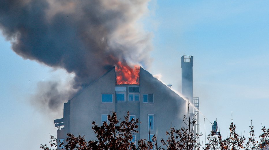 Fotografija: Zublji so zajeli streho domžalske stolpnice. FOTO: Grega Pirc