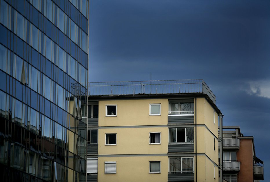 Fotografija: Če ste vlagatelj, ki se ne počuti lagodno pri padcih na delniških trgih in na te reagirate čustveno, je morda nakup stanovanjske nepremičnine prava odločitev. FOTO: Roman Šipić/Delo