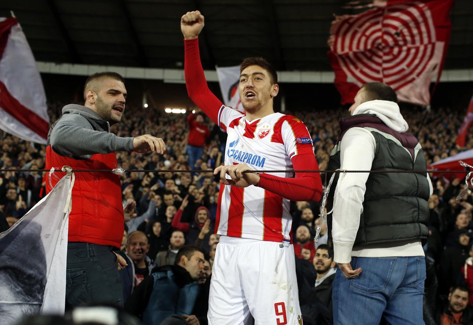 Fotografija: Napadalec C. zvezde Milan Pavkov je veliko zmago proslavljal skupaj z navijači na tribuni. Foto: AP