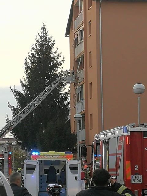 Posredujejo policisti, reševalci in gasilci. FOTO: bralec Gregor