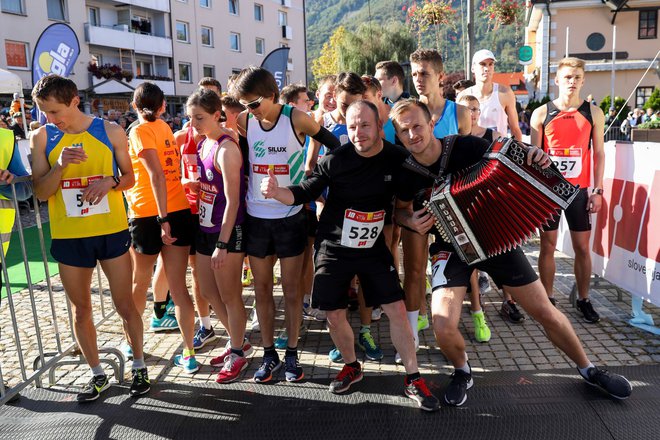 Matej Banovšek je pretekel Konjiški maraton s harmoniko na ramah in ves čas igral Na Golici.