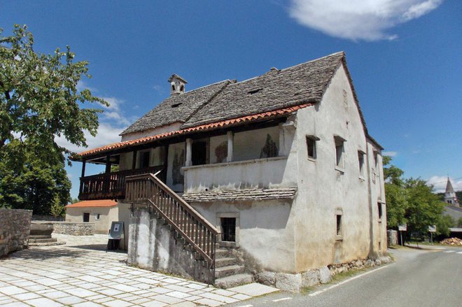 V Škrateljnovi domačiji v Divači je muzej slovenskih filmskih igralcev. Foto: Drago Medved