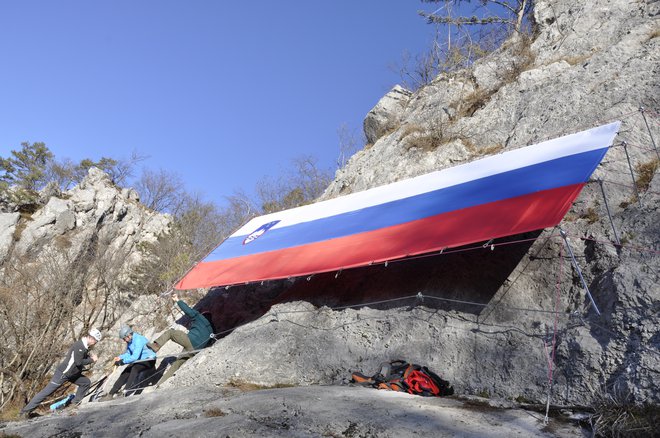 Slovenski simbol v skali nad Breznico