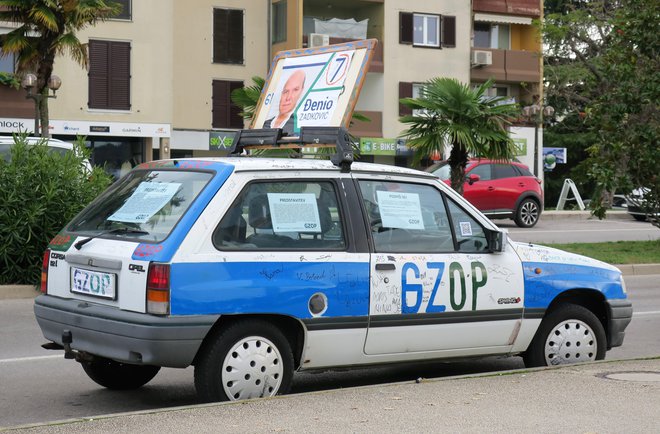 Skoraj 30 let stara opel corsa s podpisi podpornikov GZOP