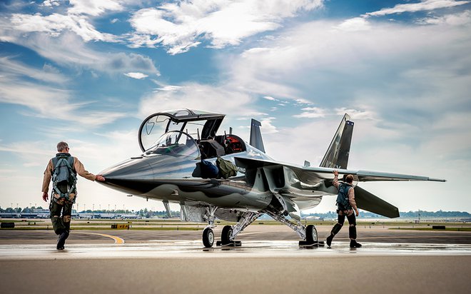 Šolsko vojaško letalo boeing T-X sprejme učenca in inštruktorja. Fotografije: Boeing