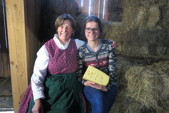 Anica in Lucija Gartner s sirarske kmetije v Studorju