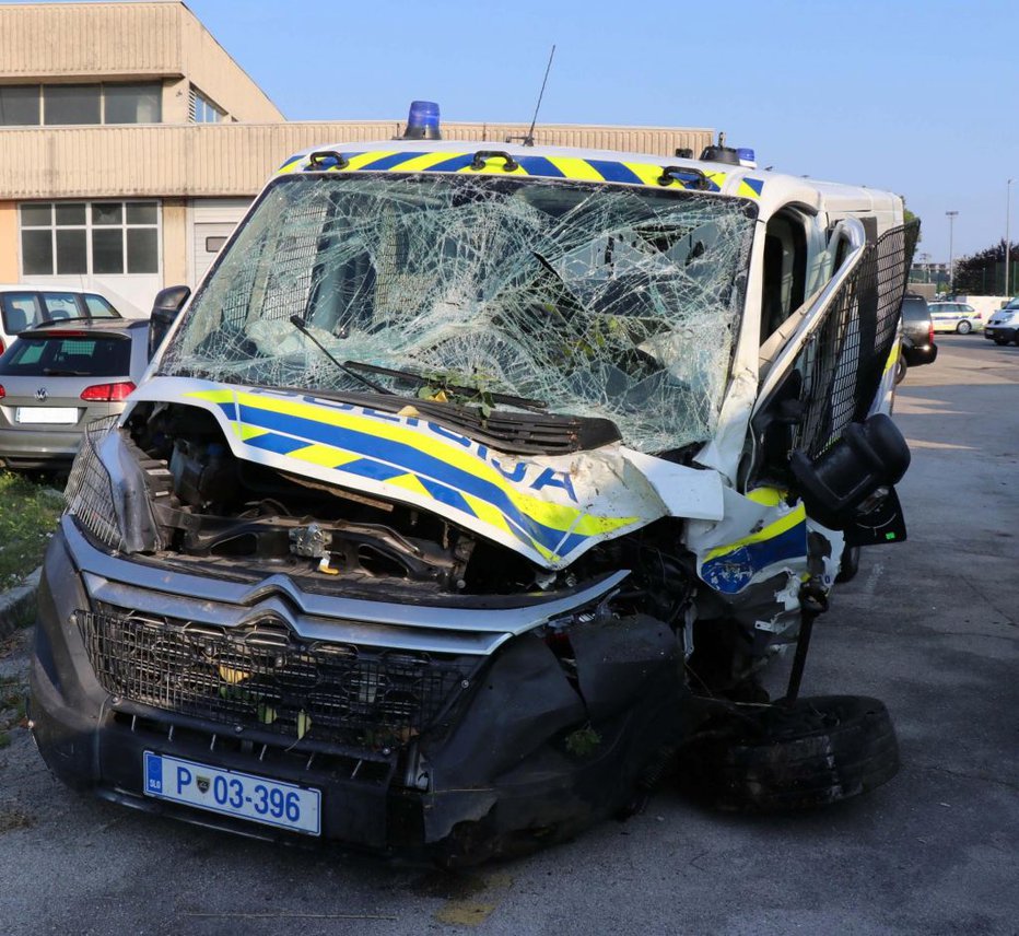 Fotografija: Razbita marica koprskih policistov FOTO: PU KOPER