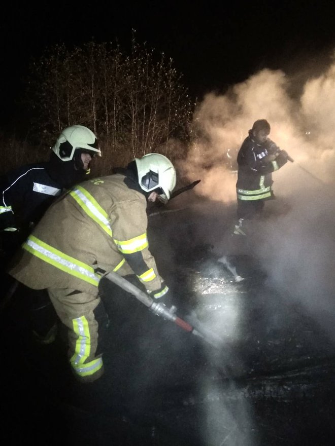 Gasilci prostovoljnih gasilskih društev Dolina in Lendava so požar omejili in pogasili.