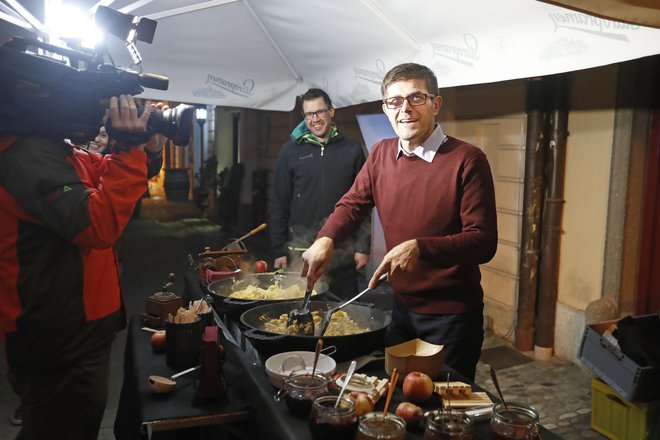 Matjaž Rakovec se je v Kranju uvrstil v drugi krog. Uspeh je proslavil tudi tako, da je kar sam poskrbel, da njegovi podporniki niso bili lačni. FOTO: Leon Vidic, Delo